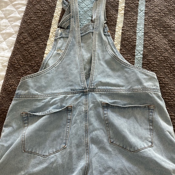 Superdown Meghan Distressed Short Overalls in Light Indigo Wash - Picture 5 of 6